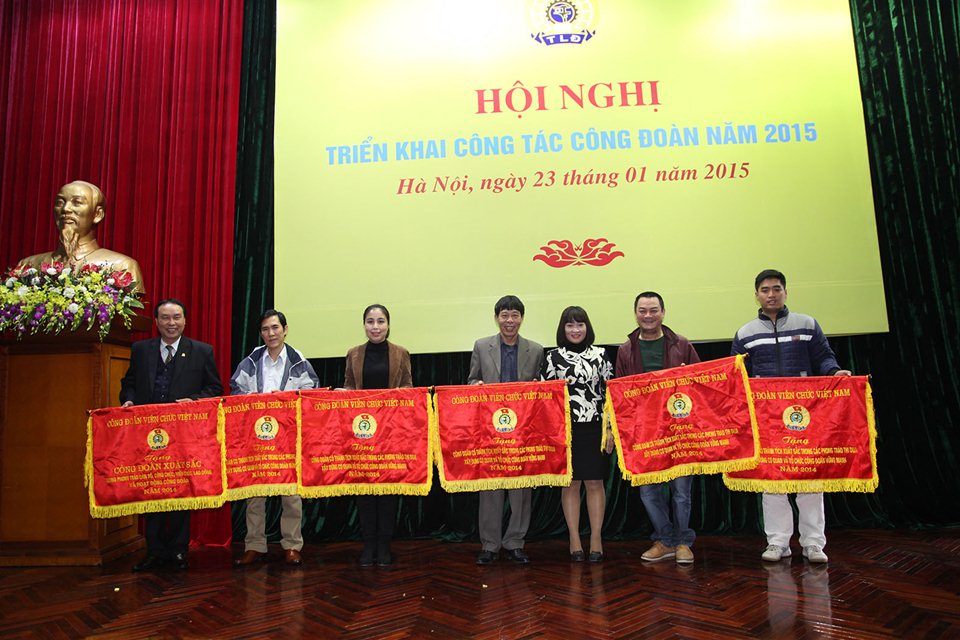 Bà Nguyễn Giang Tuệ Minh, Phó Chủ tịch thường trực Công đoàn Viên chức Việt Nam trao tặng Cờ Thi đua của Công đoàn Viên chức Việt Nam cho các tập thể   